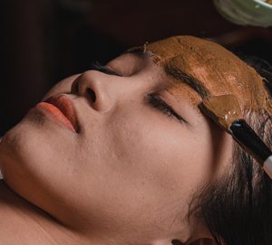 24K GOLD-PLATED JADE FACIAL MASSAGE & NOURISHING HAIRWASH & HERBAL HOT STONE BODY MASSAGE